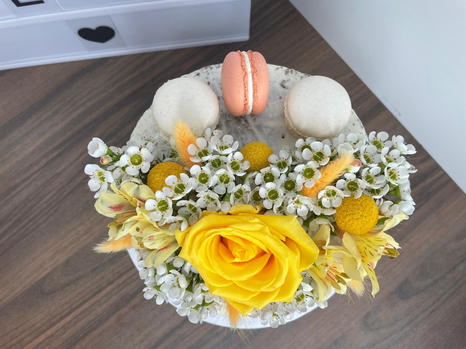 Nude cake macarons
